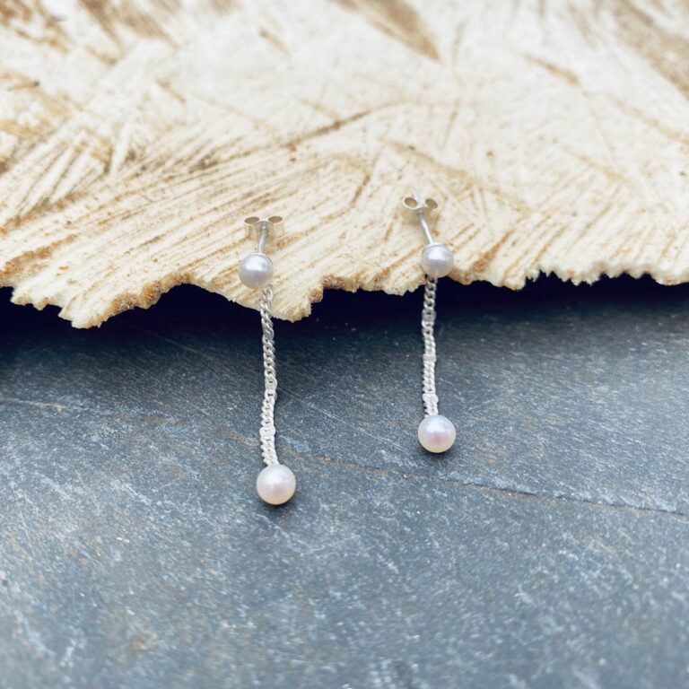 paire de boucles d’oreilles pendantes en argent ornées de perles blanches