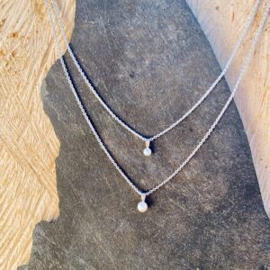 collier en argent avec deux perles blanches sur une double chaine