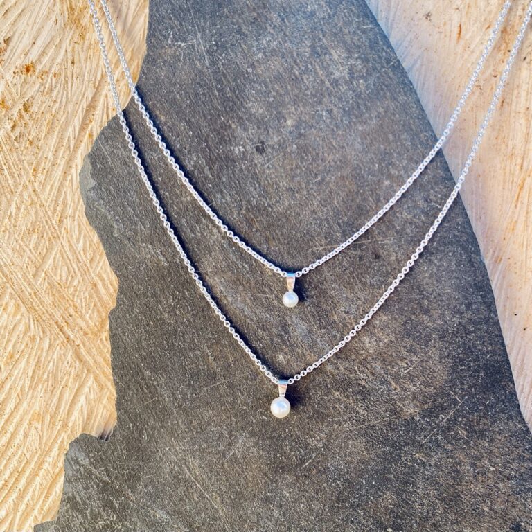 collier en argent avec deux perles blanches sur une double chaine