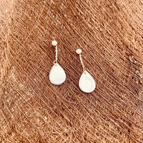 paire de boucles d’oreilles pendantes en argent ornées de perles blanches